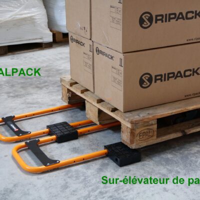 Calpack vous aide à passer la housse sous la palette