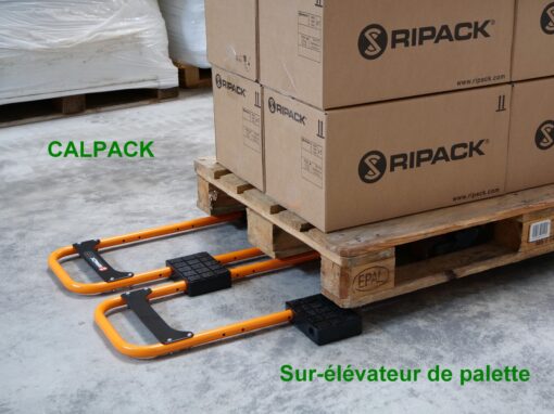 Calpack vous aide à passer la housse sous la palette